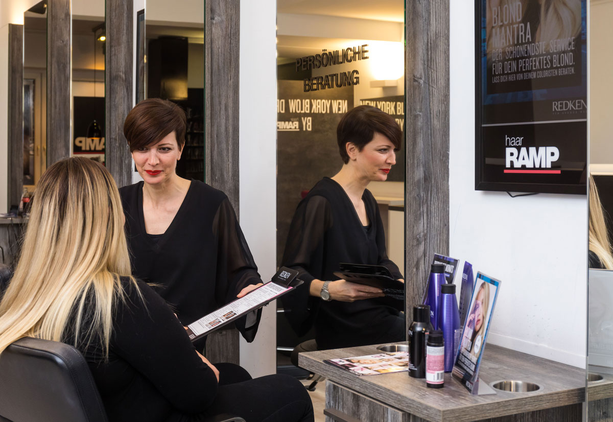 Friseurin bei Haar Ramp in Stuttgart berät Kundin zur passenden Frisur für ihre Gesichtsform